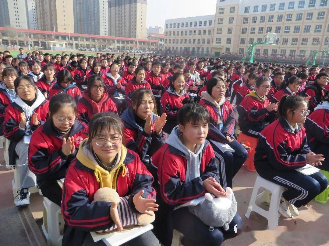 激扬青春 与梦同行 ——临洮县文峰中学举行高三励志教育报告会