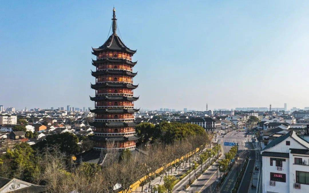 除去悠长的历史,北寺塔还是苏州最高的塔,其高76米,占地878平方米,有"