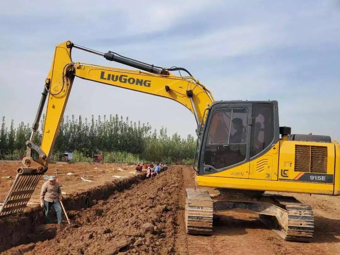 正在刨土的柳工clg915e挖掘机