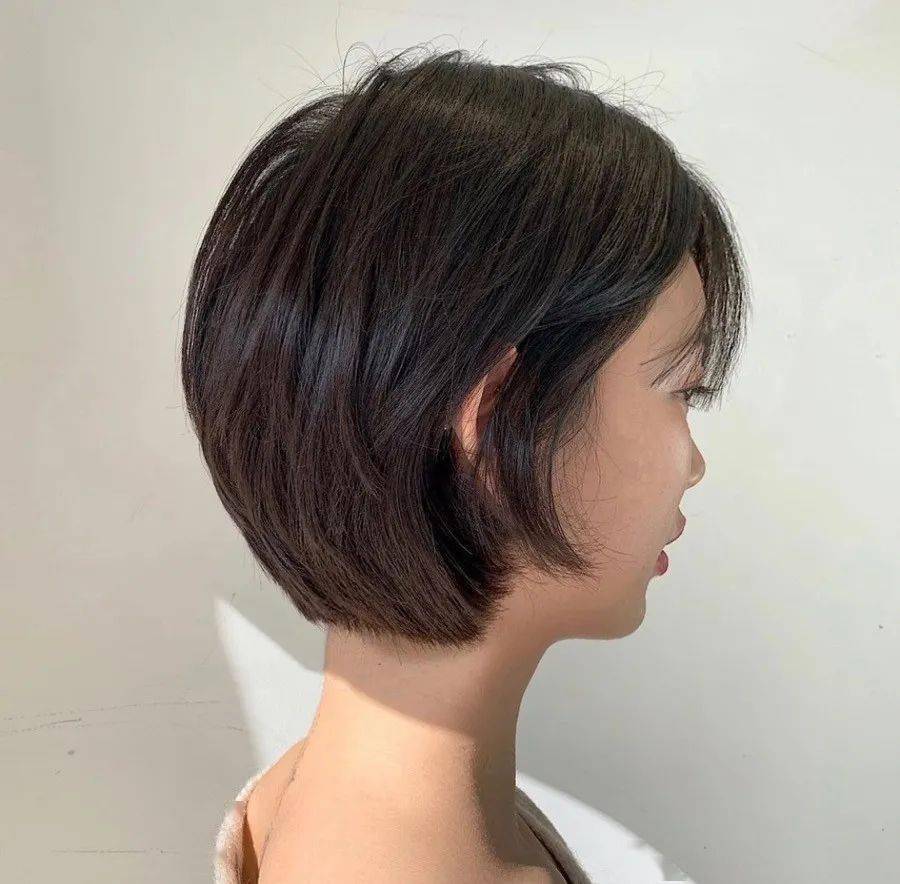 那么拥有顺滑服帖的轮廓 以及温柔知性气息的韩系短发 更是不少女生的