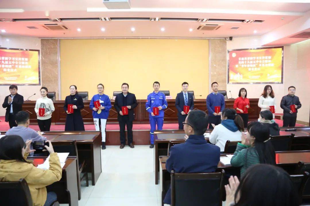赵才让在讲话中要求,青年讲师团成员要站在理想信念的制高点引领青年