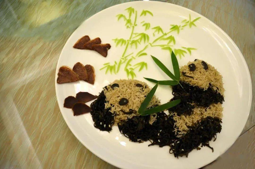 熊猫戏竹