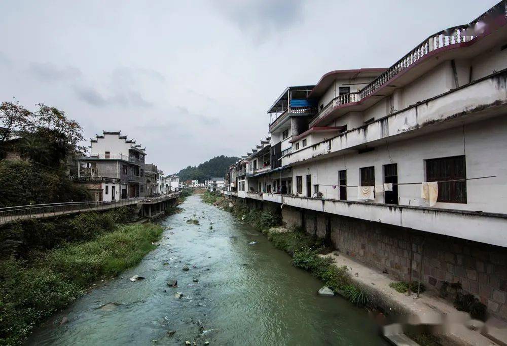 藏溪村地处榆村乡中部,钟灵毓秀,是徽州历史上最早的书院—秀山书院