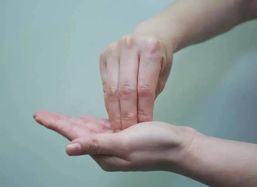 五指并拢,指尖立于另一手掌心,旋转揉搓.同法对侧. 第七式 腕