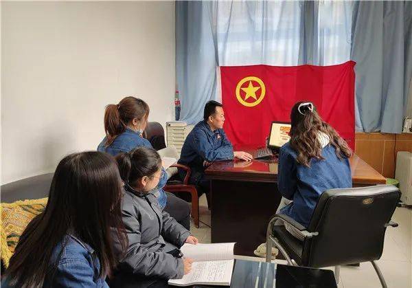 团员青年们结合实际工作交流学习心得，表示将全会公报精神融入日常的工