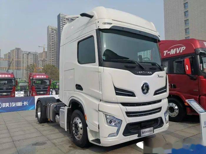 陕汽德龙x6000 6×4国六自动挡危险品牵引车