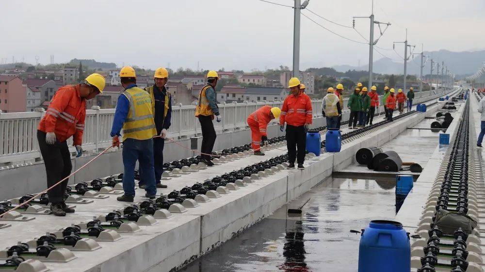 11月27日,由上海公司承建的杭绍台铁路首条承力索在首锚段望鹤楼村特