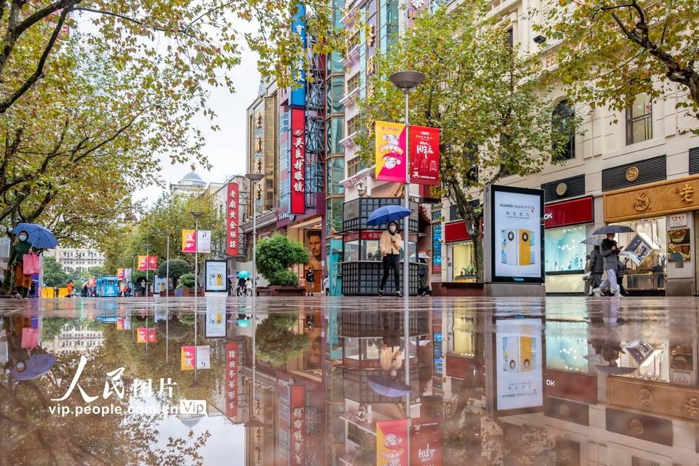 上海南京路步行街雨景迷人_手机搜狐网