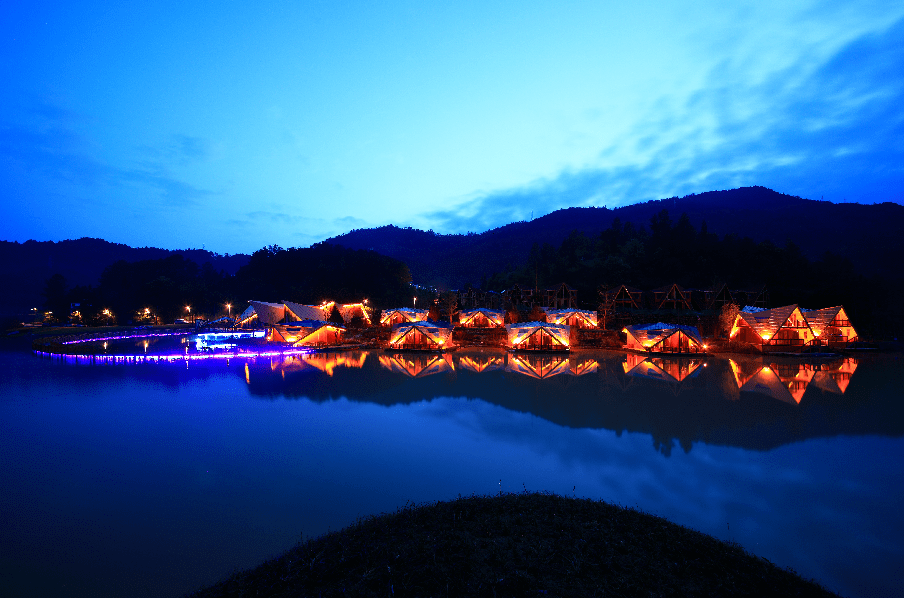 光雾和谷国际森林康养小镇和谷·秋池酒店夜景