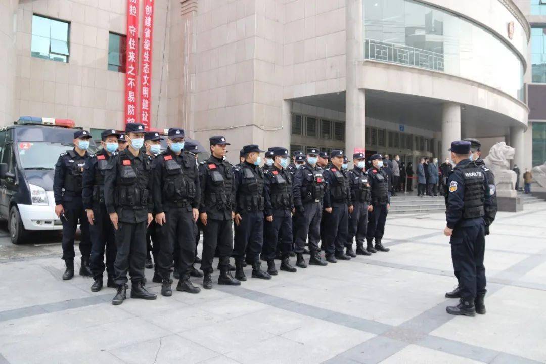 应城警方出动警力100余人全程押解 孝感市公安局选派30余名精英特警