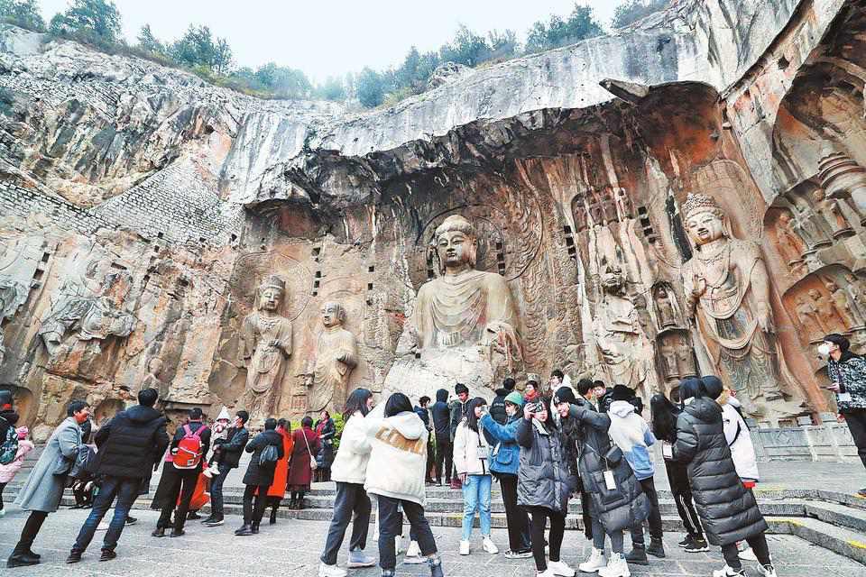 洛阳龙门石窟景区,来自各地的游客在参观拍照_手机搜狐网