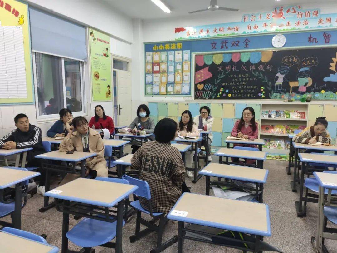 望湖小学本部与洞庭湖路校区三十余个备课组长带领各组教师通过线上线