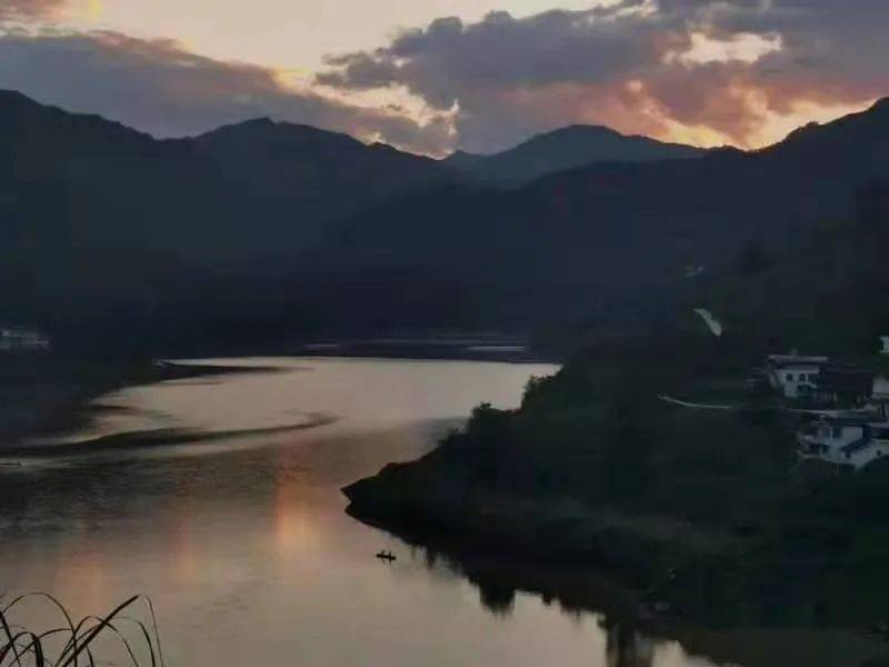 世界最美的风景歌曲 4c6829a809b8484dacf140fd59ed7419.jpeg