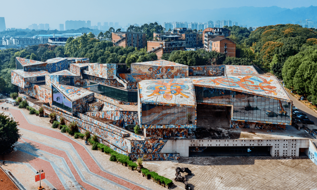 就在大学城中路,旁边就是四川美术学院,距离学樘府不过约4分钟车程.