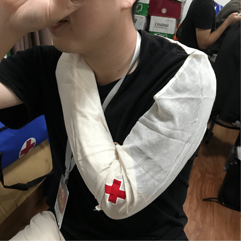 三,肩部包扎四,膝(肘)关节包扎初级救护员培训班来咯～校红十字会学生