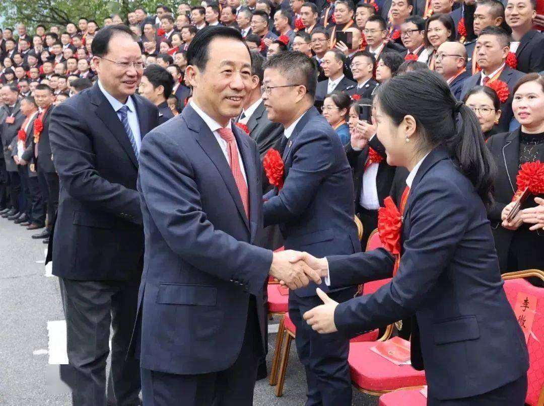 省委副书记,代省长毛伟明 出席并与受表彰的个人和集体代表合影 厅