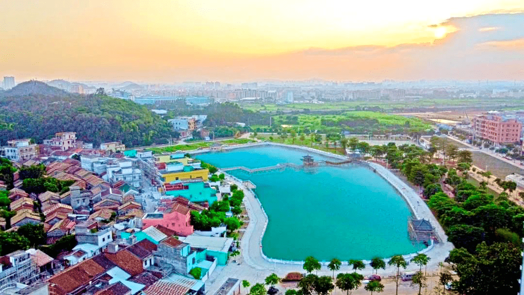 这个"彩虹村"就在横沥镇山厦村  周边一排排错落有致