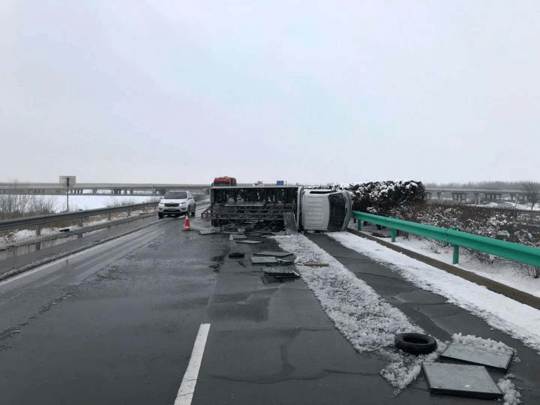 1006警示宁a牌货车在青银高速发生侧翻雪天行车需谨慎