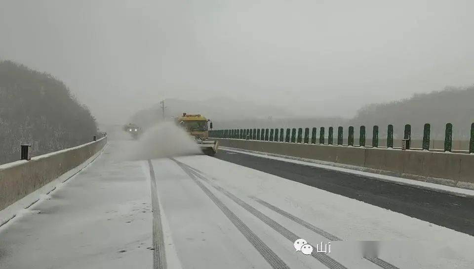 大雪封路出行受阻垣曲高速交警全力护航