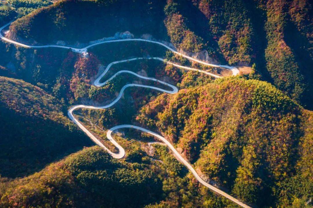 有着"华东最美自驾游线路"的金寨中国红岭公路恰好穿过怪石嶙峋的莲花
