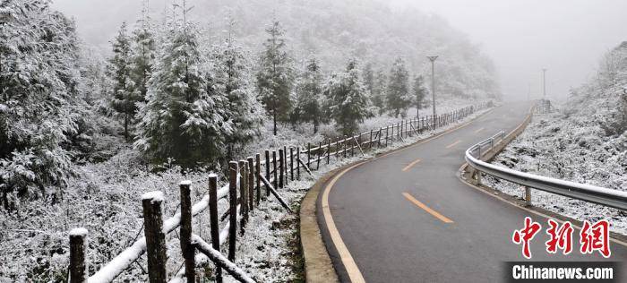 四川古蔺初雪悄然而至 冰雪世界美轮美奂