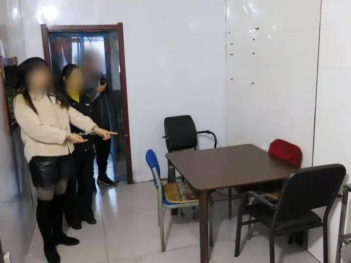 目前,胡某霞因涉嫌开设赌场罪被刑事拘留,参赌人员也已被行政处罚.