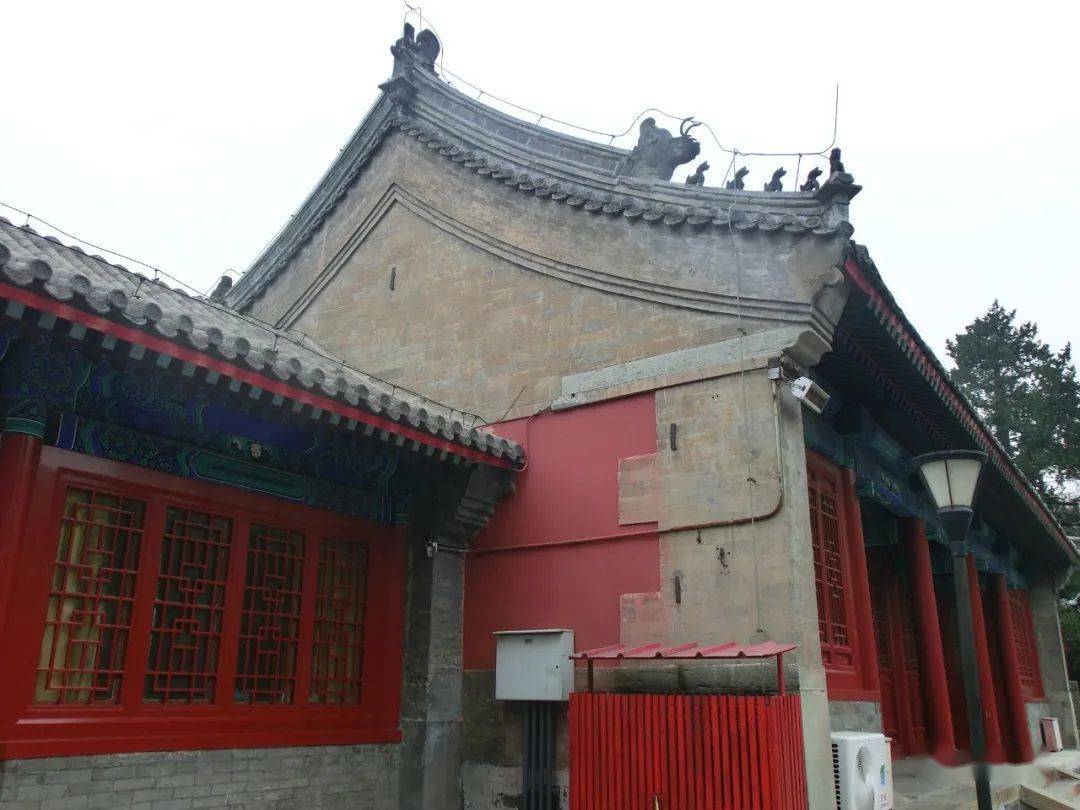硬山建筑施用挑檐石的砖砌盘头,荷叶墩带砖雕硬山建筑施用挑檐石的砖