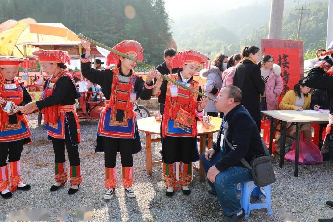 节日当天,木山村举行了一场别具民族风情的瑶族婚礼.