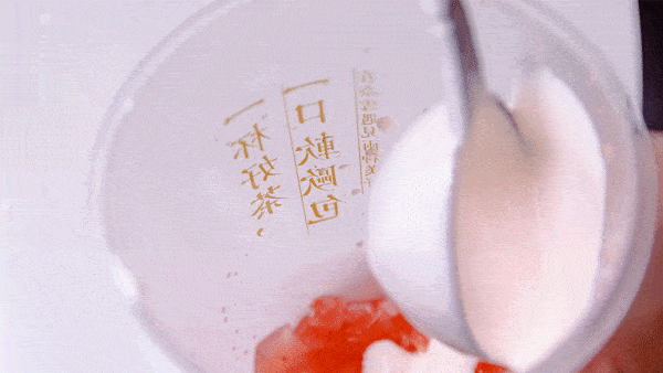 坚持每天现打的草莓芝士蛋糕,在杯底都要抹上好几圈.