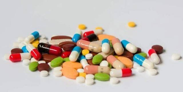 每次因为患者不想吃药的时候,我都会以身说法,拿出我的降压药让患者