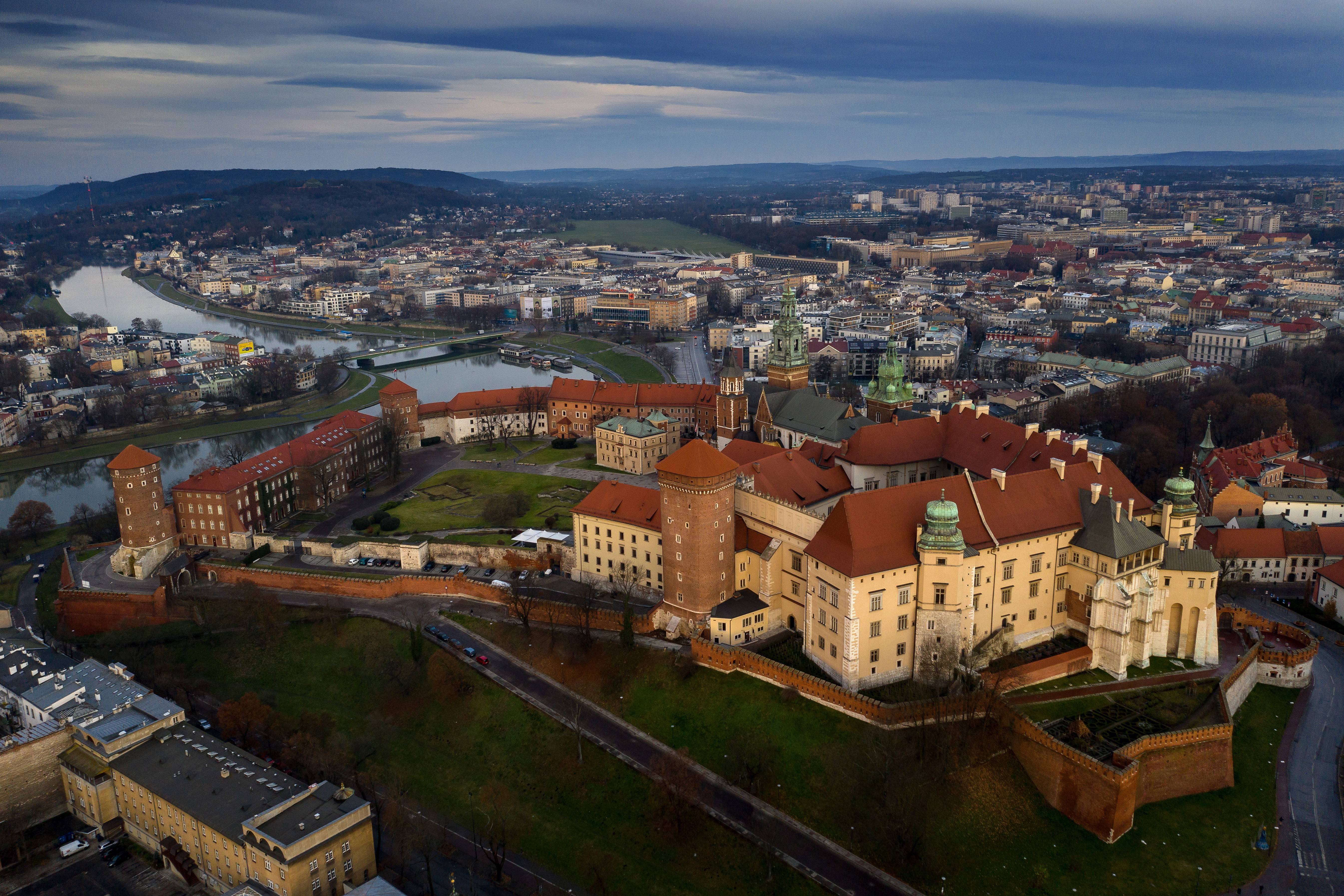 这是12月5日在波兰城市克拉科夫拍摄的皇家瓦韦尔城堡(无人机航拍).