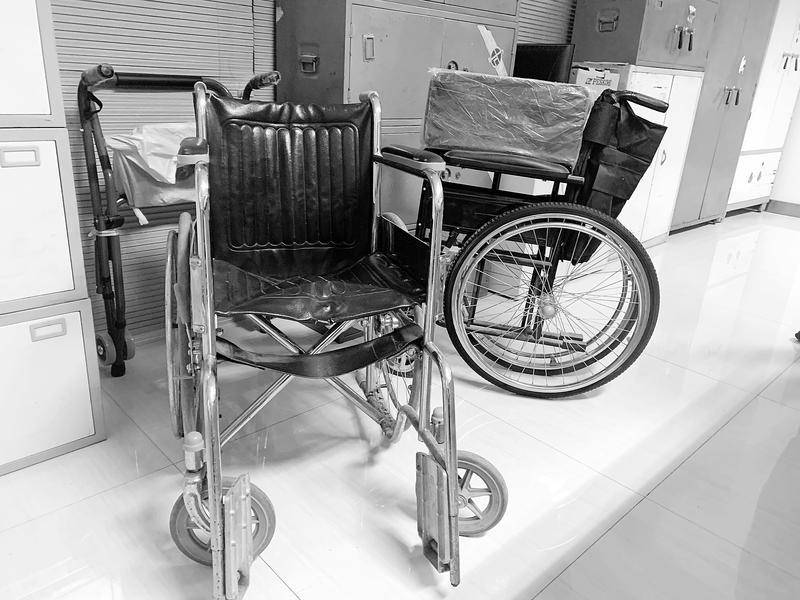 “jbo竞博官网”
这里有爱心人士捐赠的3辆轮椅等候难题家庭领取(图1)