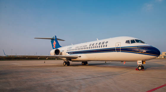 中国商飞向南航交付第三架arj21飞机
