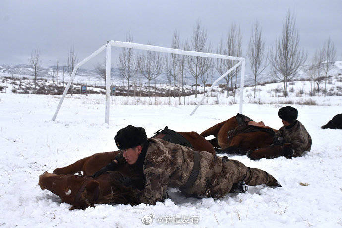 帅边防战士雪中策马奔腾