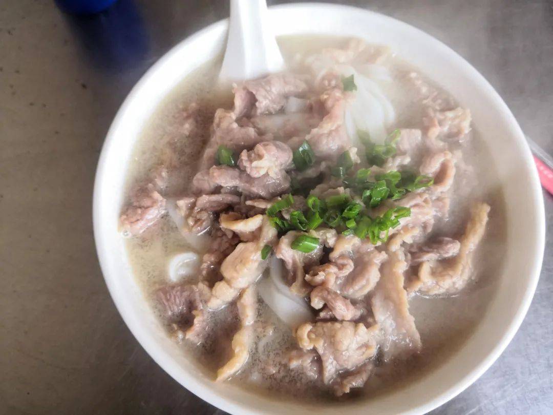 粉,面",在罗定附城的"罗定第一中学"对面的一间老店里,瘦肉多到你不敢