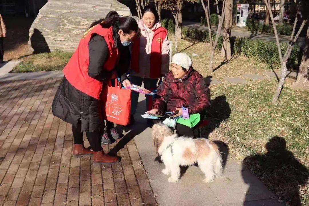 文明养犬志愿者在藏龙福地小区对不文明养犬行为进行劝导纠正