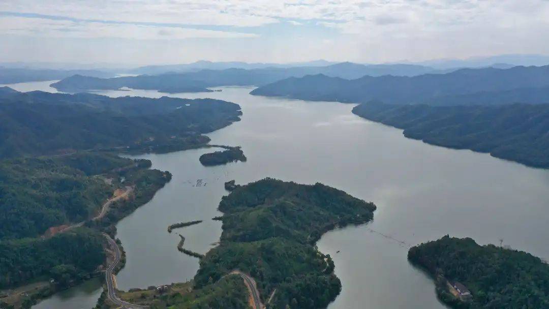 绿水青山航拍冬日万安湖风光旖旎碧波漾
