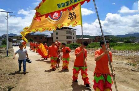 蓝姓人口_这个民族竟然有 招兵节 ,6000全族人口均为蓝姓(2)