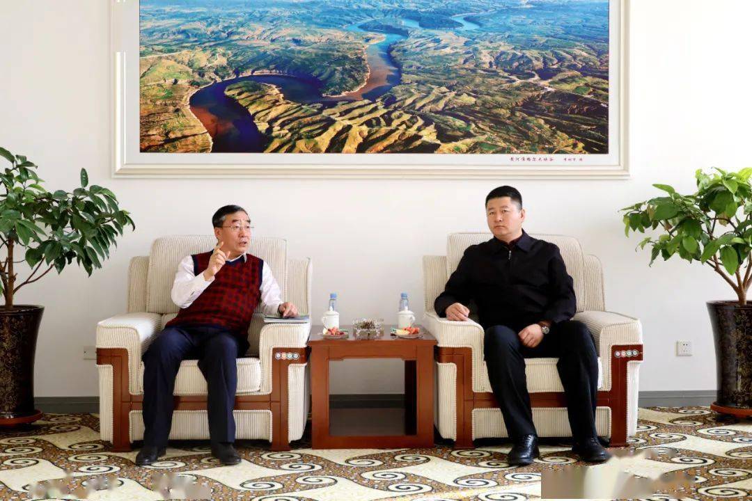党工委书记韩涛与农行鄂尔多斯分行党委书记行长侯振民一行座谈