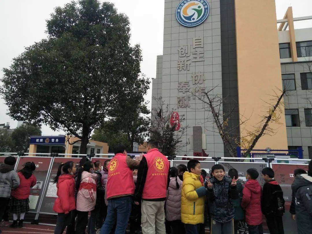 徽博送文化"五进"活动走进屯溪区龙山实验小学