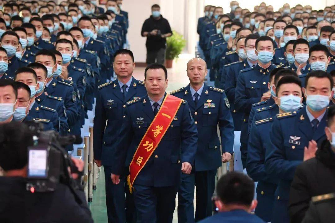 飞行员王建东,一等功!