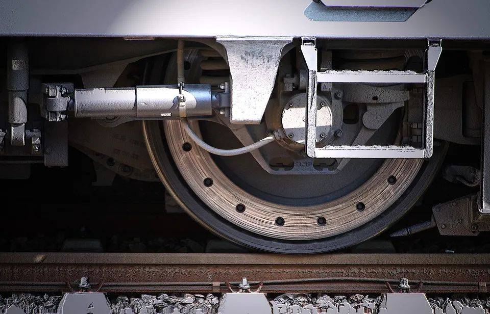 你知道火车轮子是什么形状吗?让我们通过下方的实验来寻找答案.