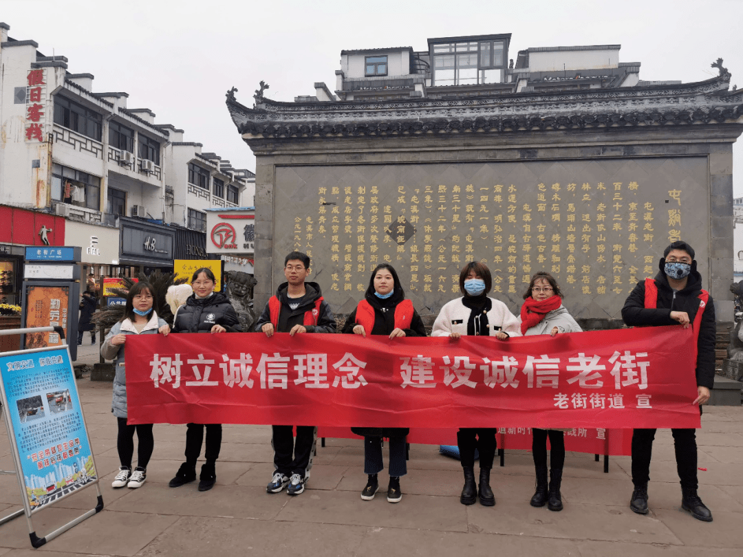 在小区等居民活动频繁区域悬挂宣传横幅,营造宣传氛围