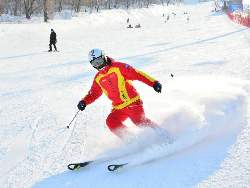 庙香山滑雪场现已开放十条高山雪道