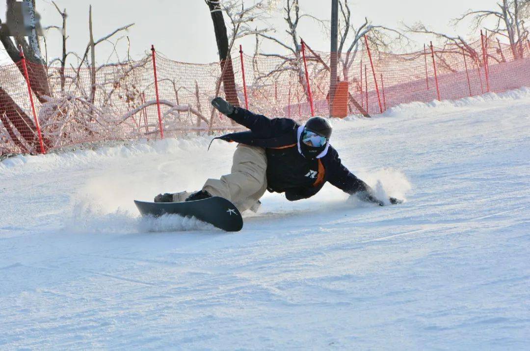 庙香山滑雪场现已开放十条高山雪道