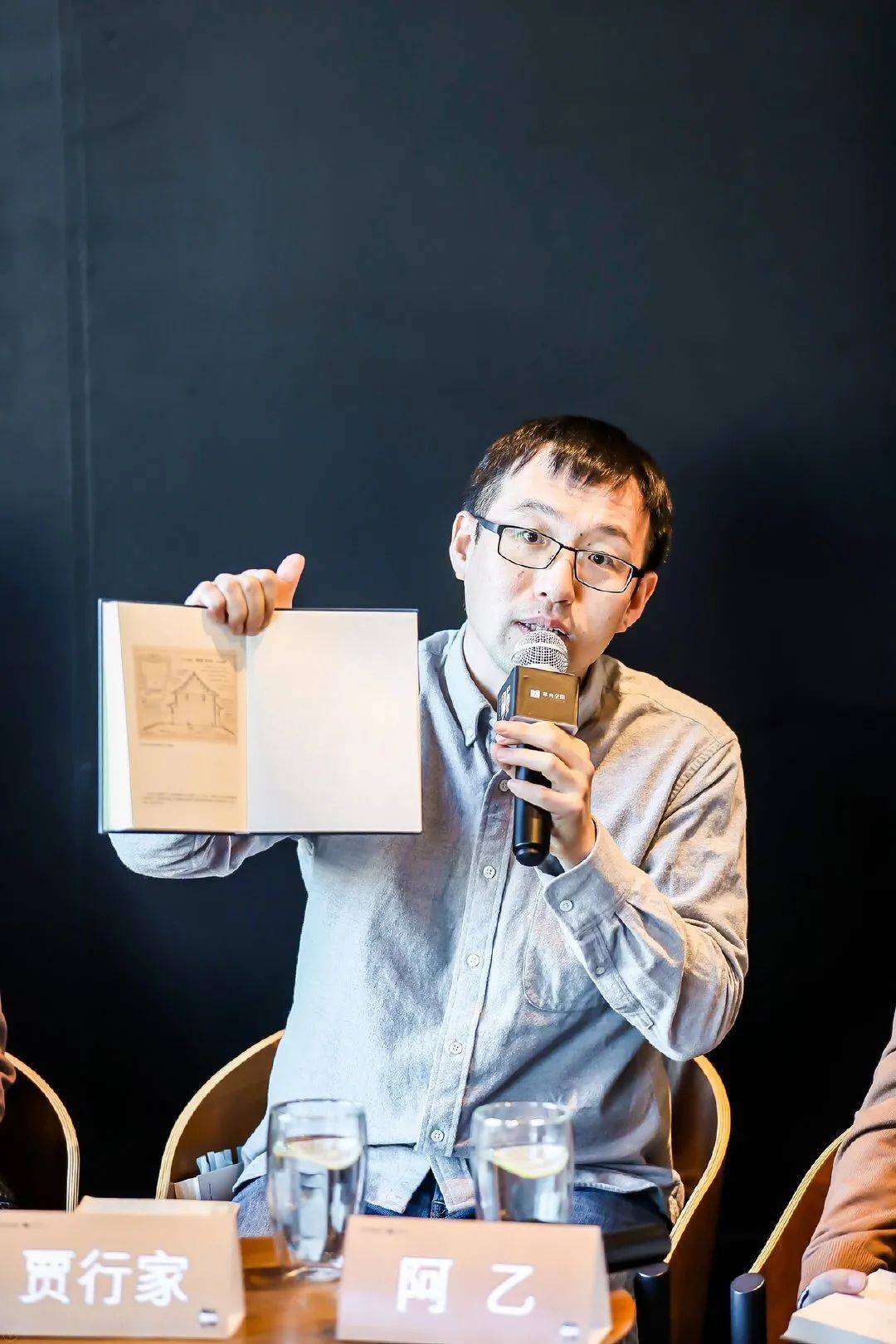 单读|我们始终觉得一本书的基本要义在于文字
