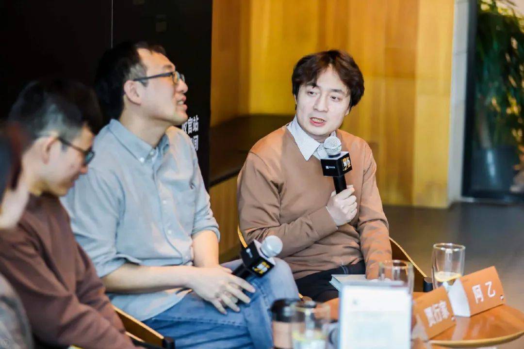 单读|我们始终觉得一本书的基本要义在于文字