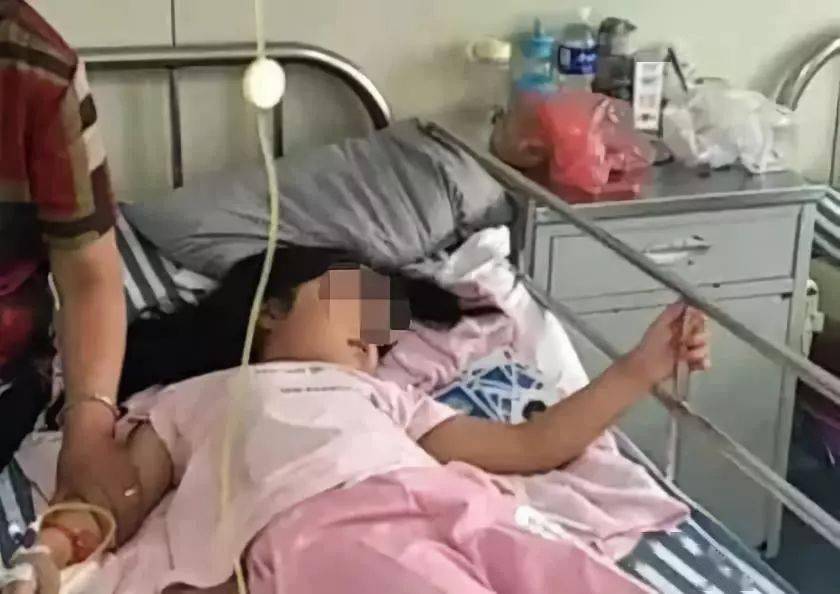 妈妈还没来得及反应,苗苗突然倒在床上昏迷不醒