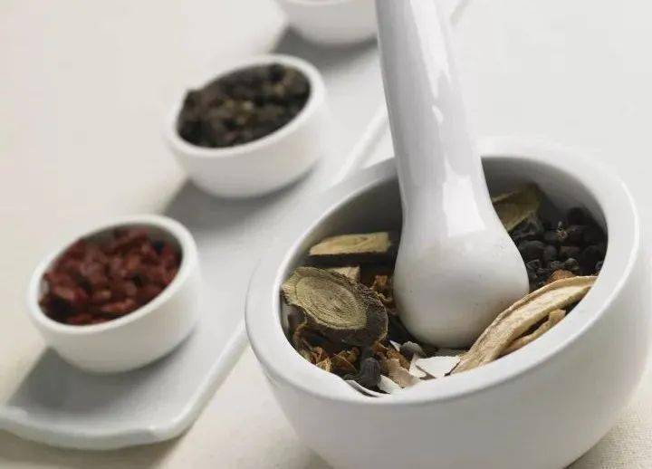 三,升气通过不同配伍,不但抑制附子燥性,扩大施用范围,还可取得理想的