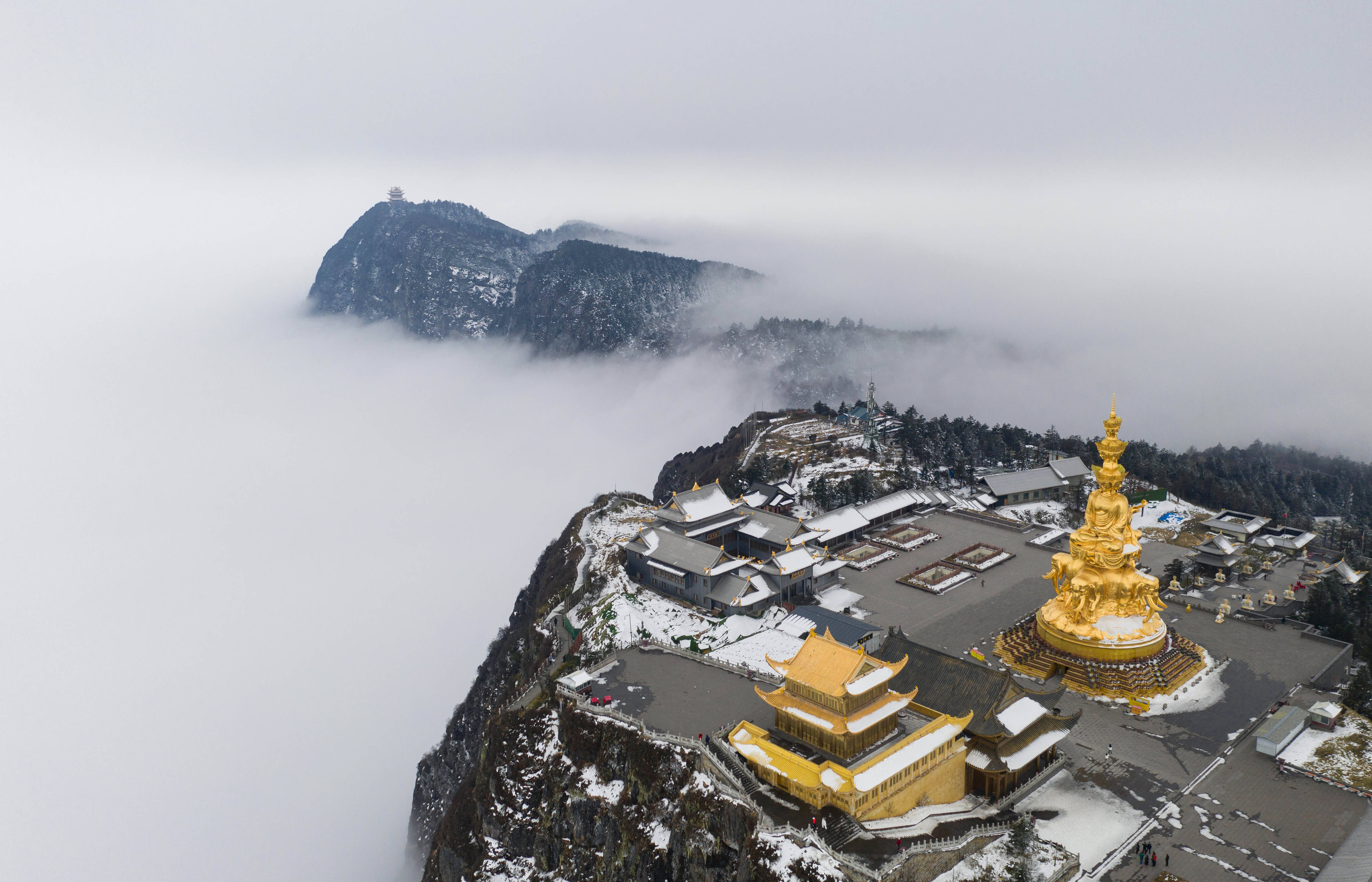 俯瞰云海中的峨眉山金顶和万佛顶(12月13日摄,无人机照片).